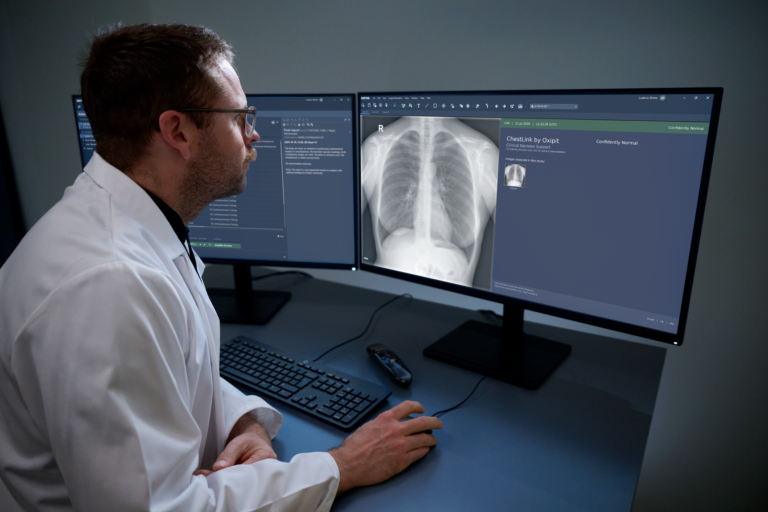 Radiologist in front of Sectra IDS7 with AI